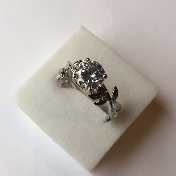 Elegant Silver Leaf Design Ring. Gorgeous.  Stunning. size 9 - Picture 3 of 6